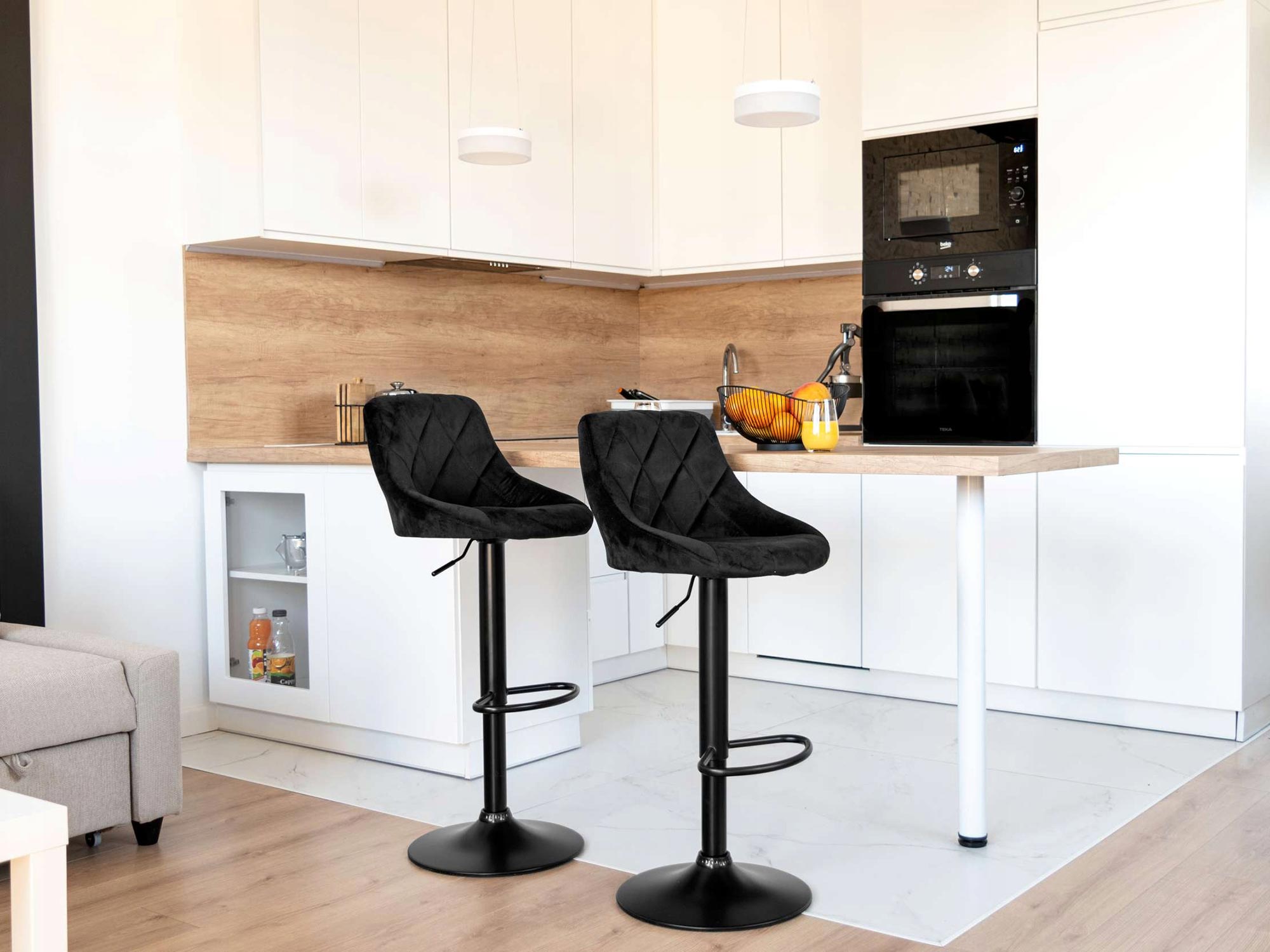 Designerskie krzesła barowe, elegancki styl do kuchni