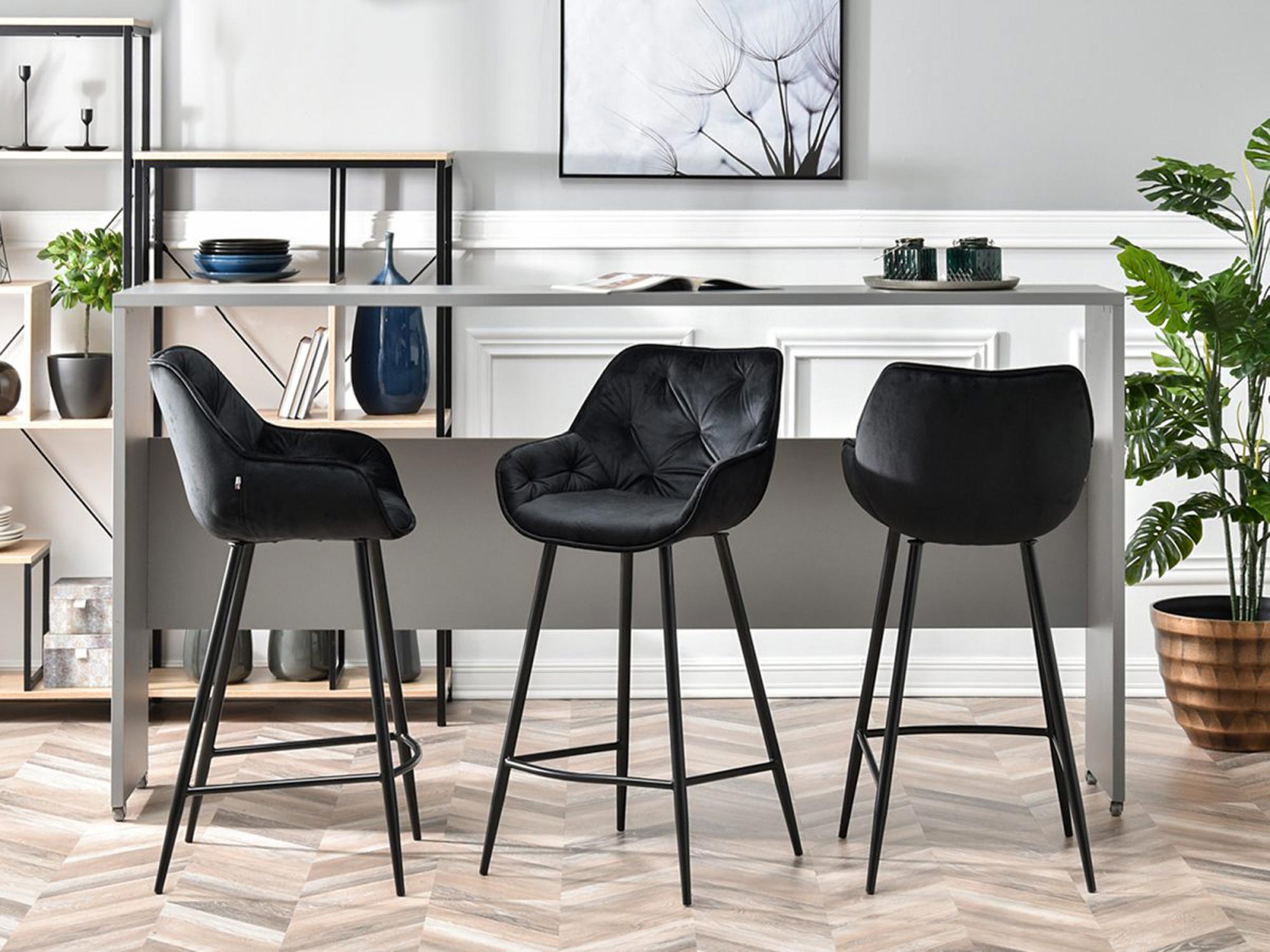 Nowoczesne krzesła do jadalni, czarne siedziska, elegancki styl