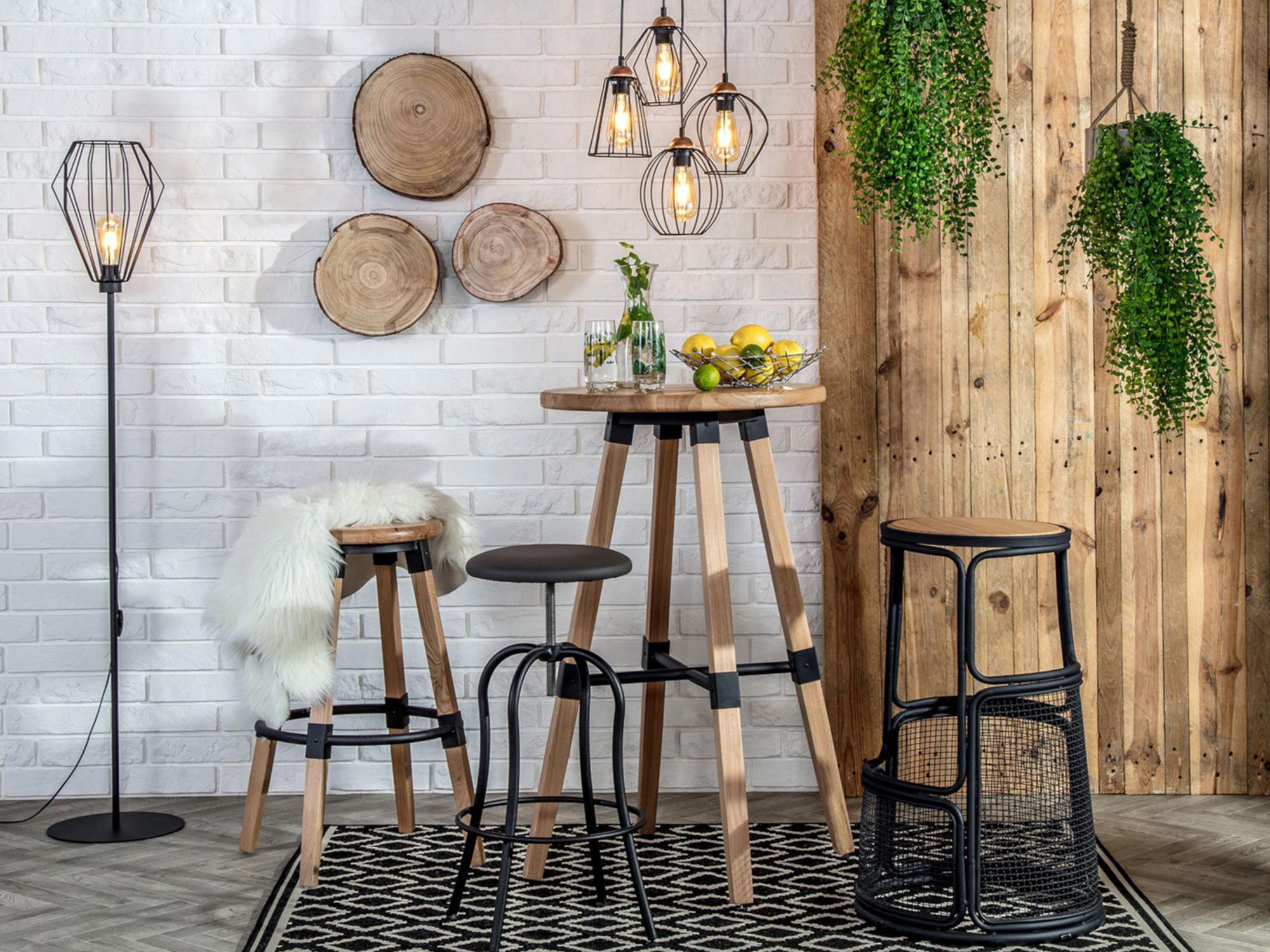 Stylowe stołki barowe, industrialny design, drewniane siedziska