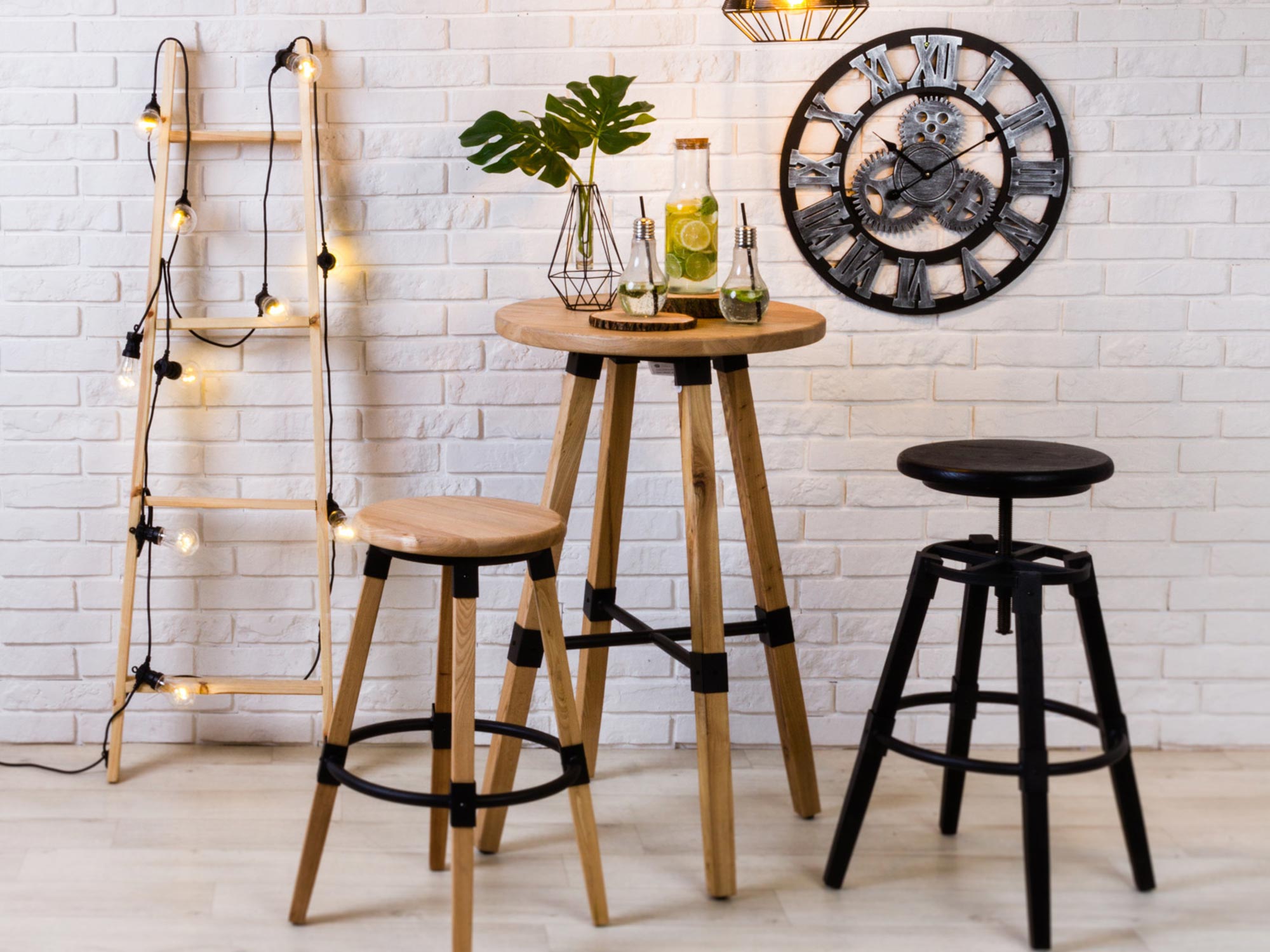 Drewniane hokery, rustykalny styl do kuchni lub baru