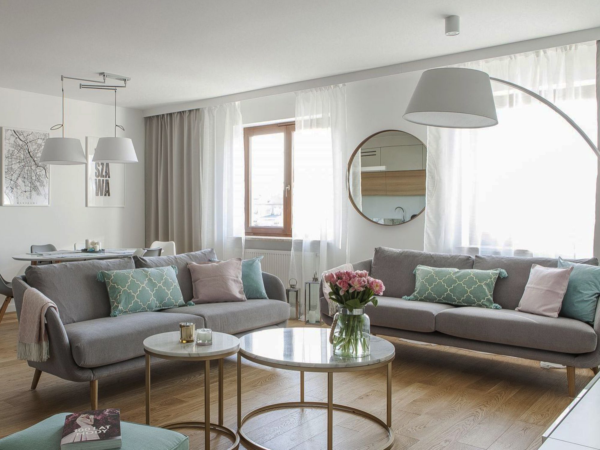 Przestronny salon z dużymi sofami, elegancki styl, jasne wnętrze Przestronny salon z dużymi sofami, elegancki styl, jasne wnętrze