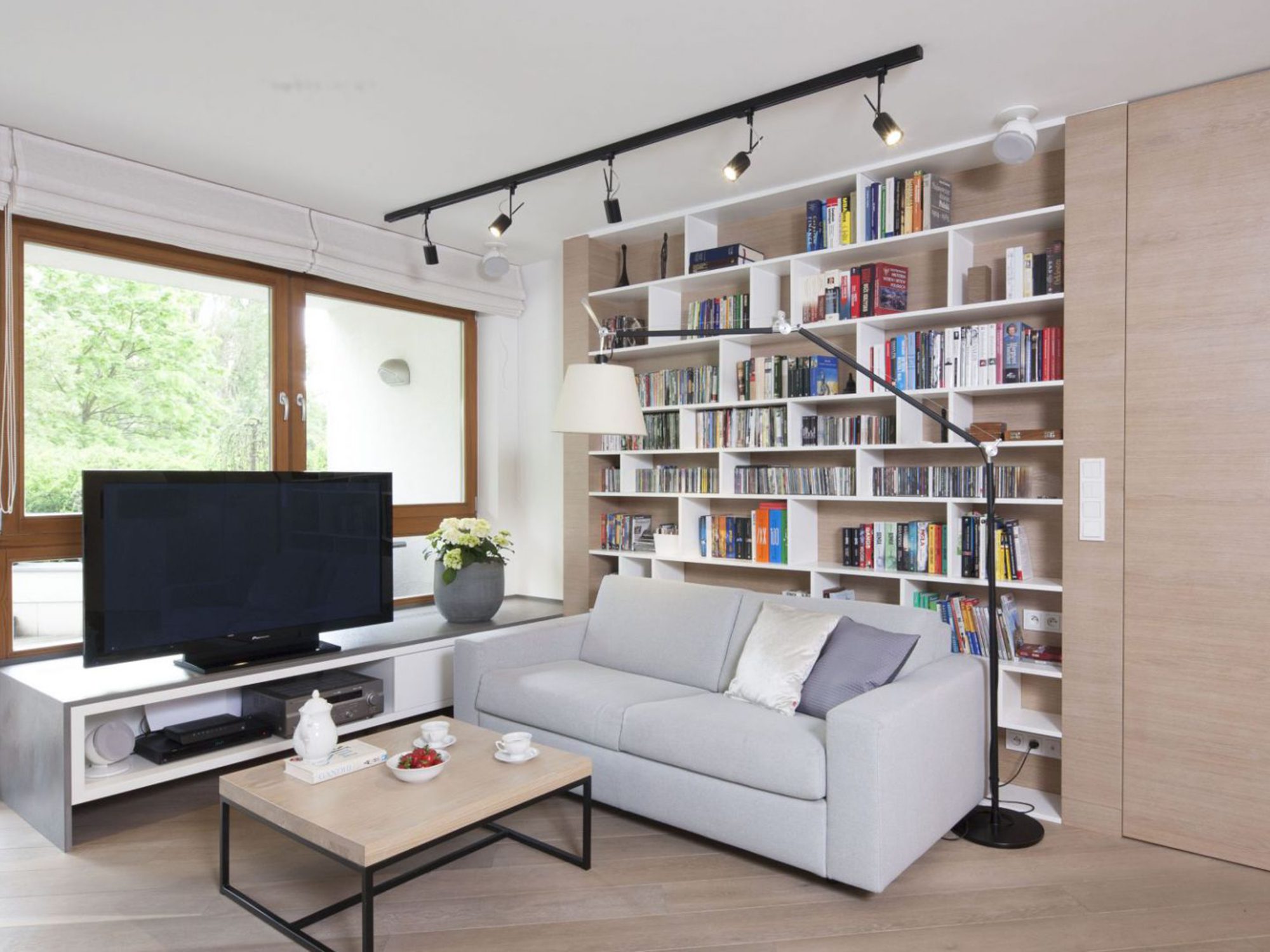 Sofa szara w nowoczesnym mieszkaniu Sofa szara w nowoczesnym mieszkaniu