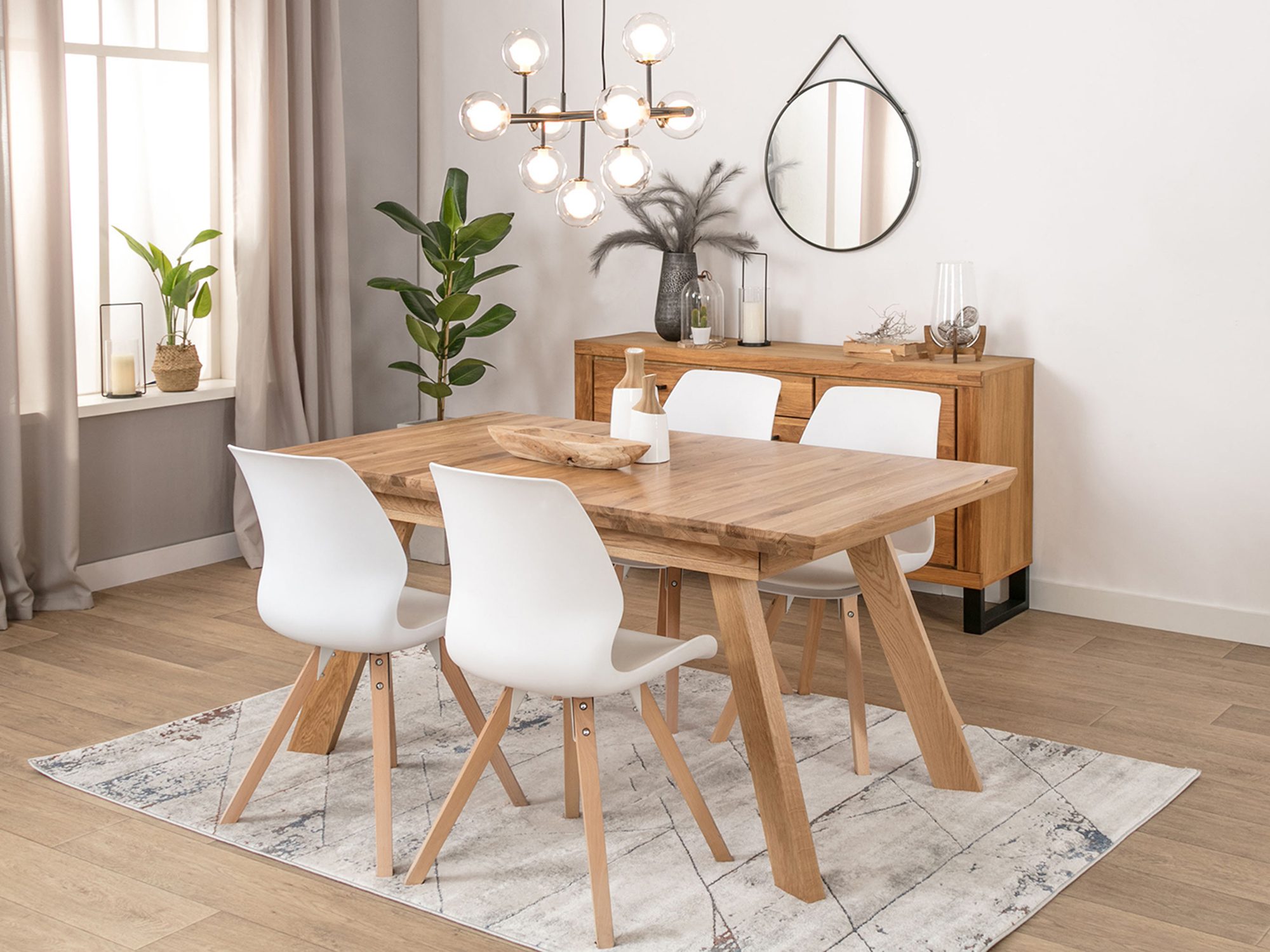 Minimalistyczne krzesła w kolorze białym do eleganckiej jadalni Minimalistyczne krzesła w kolorze białym do eleganckiej jadalni