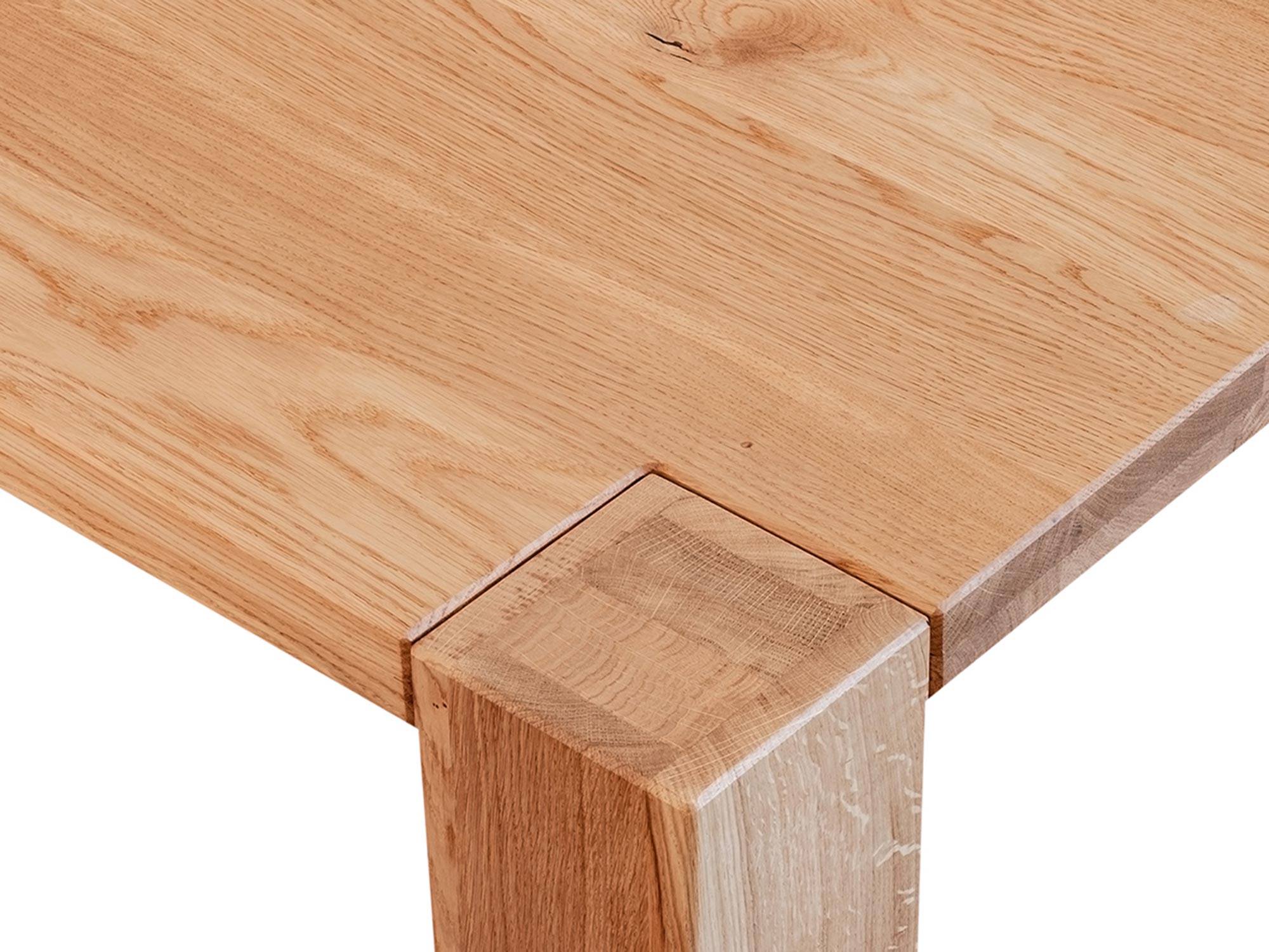 Zbliżenie na łączenie blatu i nogi masywnego stołu dębowego