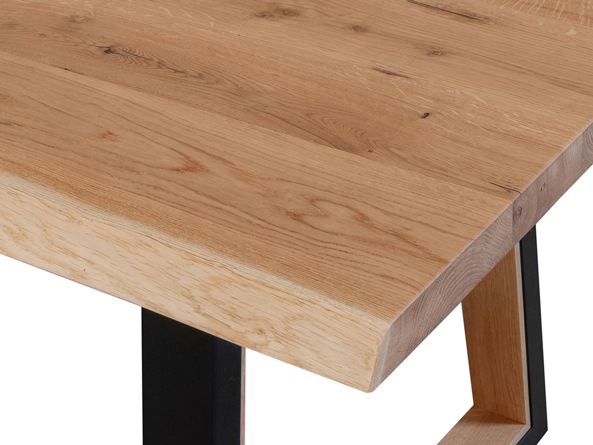 Zbliżenie na blat stołu dębowego z naturalnym usłojeniem