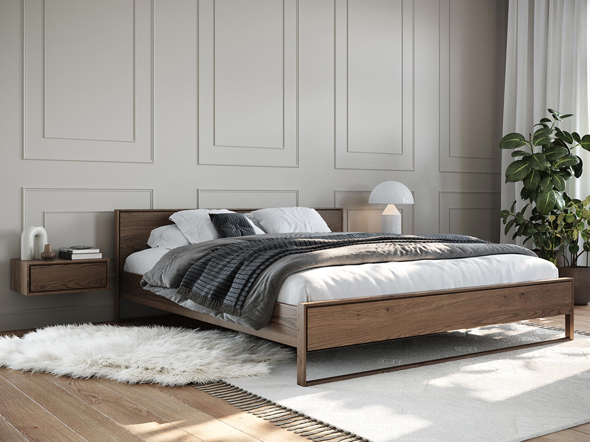 Drewniane łóżko z wysokim zagłówkiem i materacem