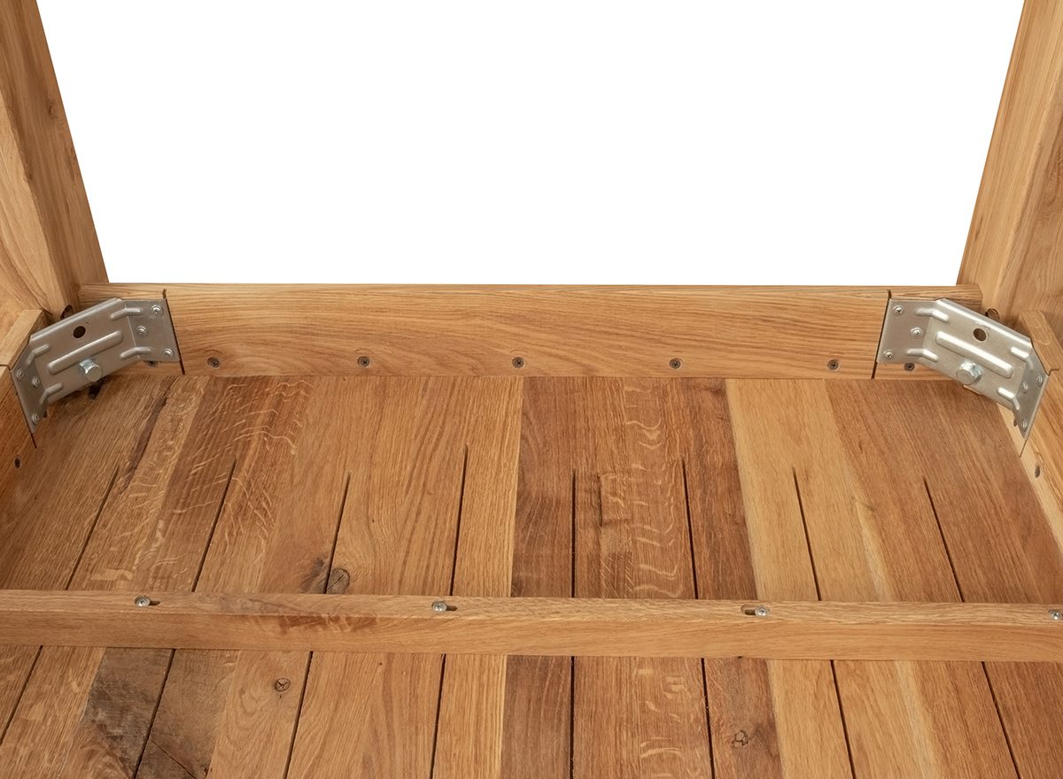 Rogowy detal klasycznego stołu z litego dębu