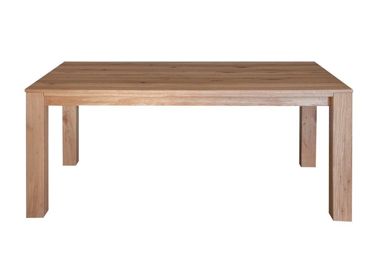 Zestaw stół i krzesła z litego drewna w jasnym wnętrzu