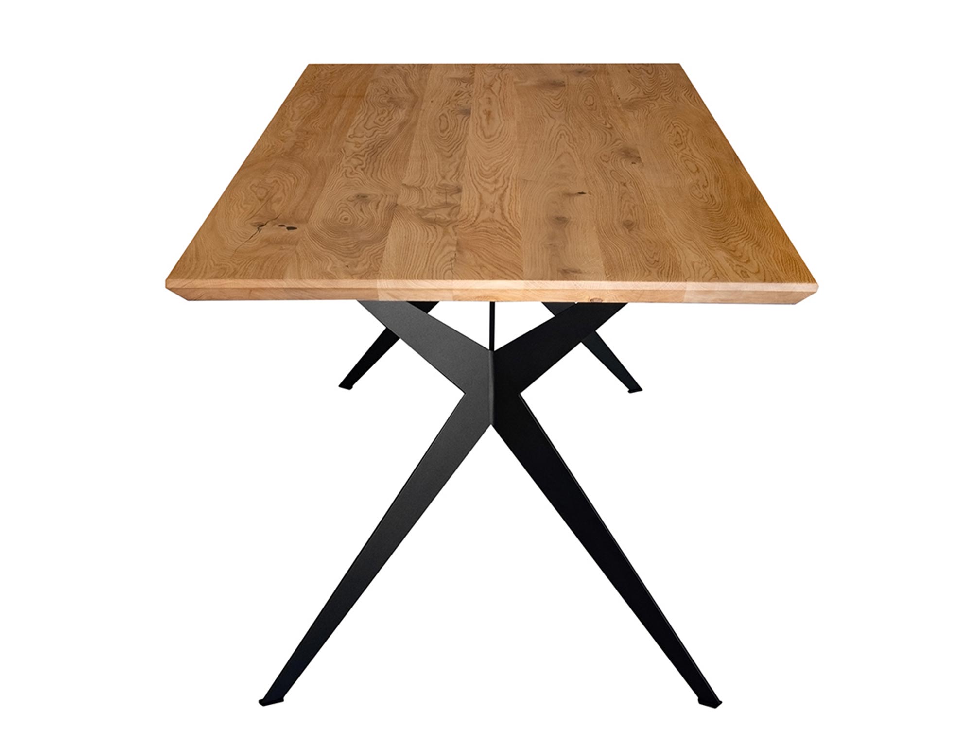 Zbliżenie na blat stołu z drewna dębowego na czarnej nodze