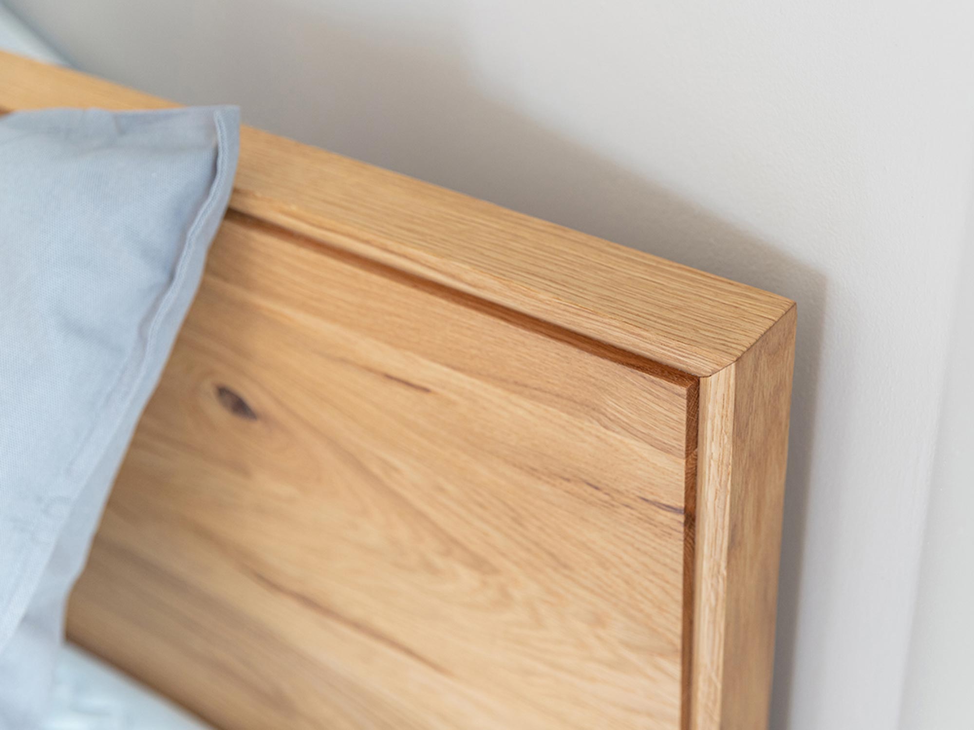 Dębowe łóżko z zagłówkiem i półką, styl nowoczesny