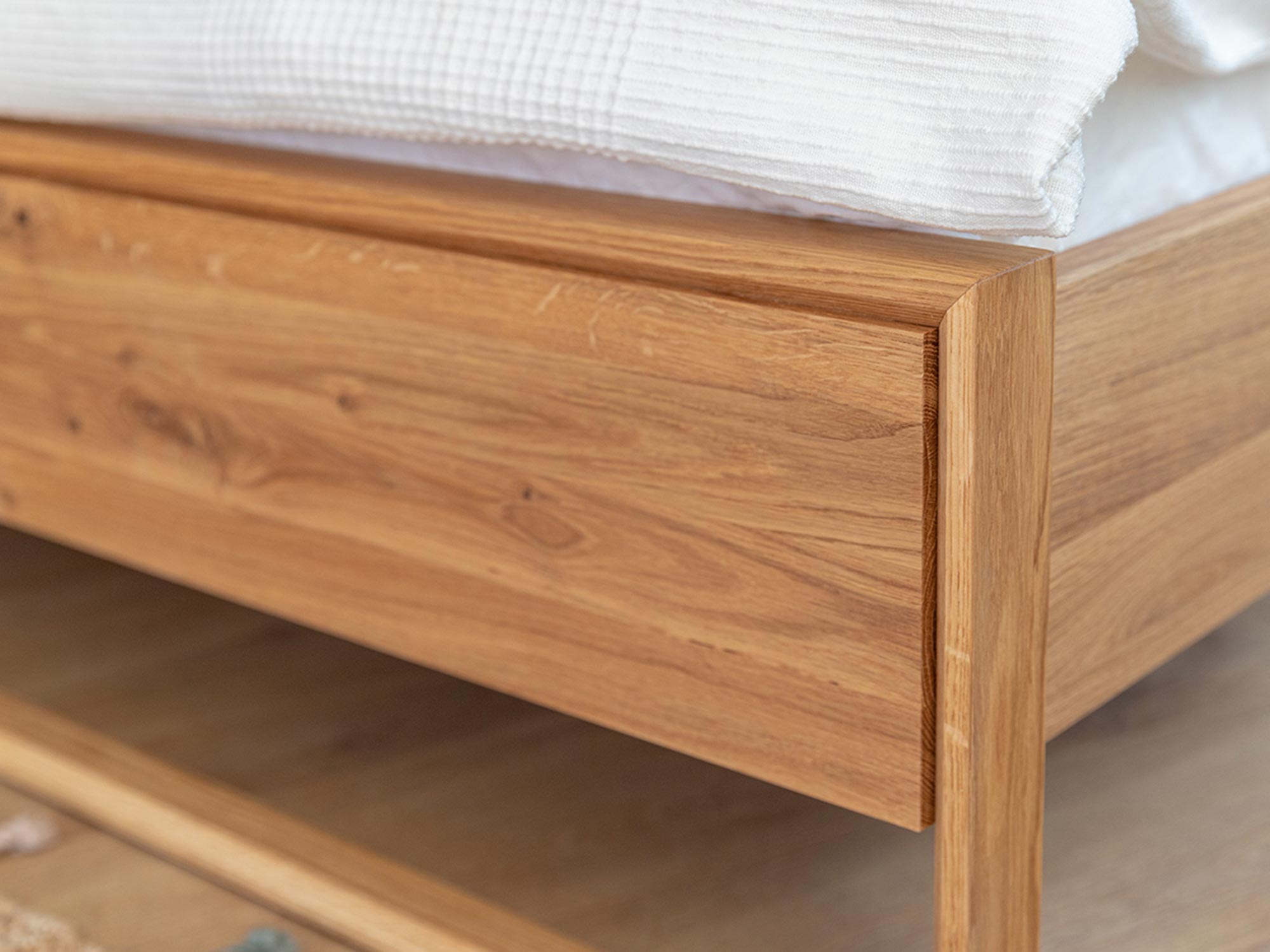 Prosty bok łóżka z litego dębu z naturalnym wykończeniem