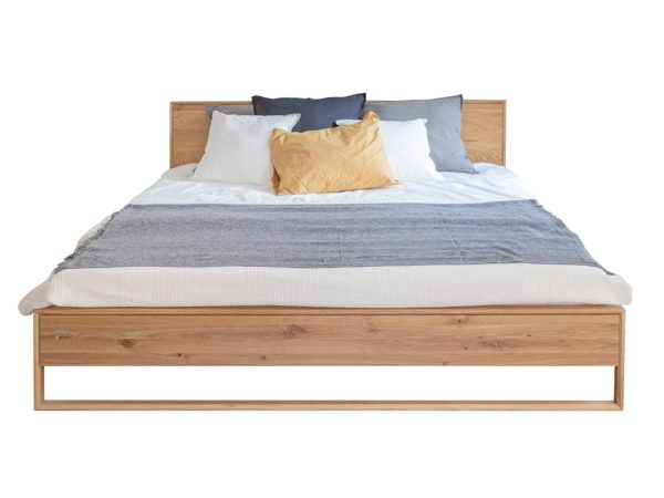 Vizualizace postele dubového z minimalistickou rámem