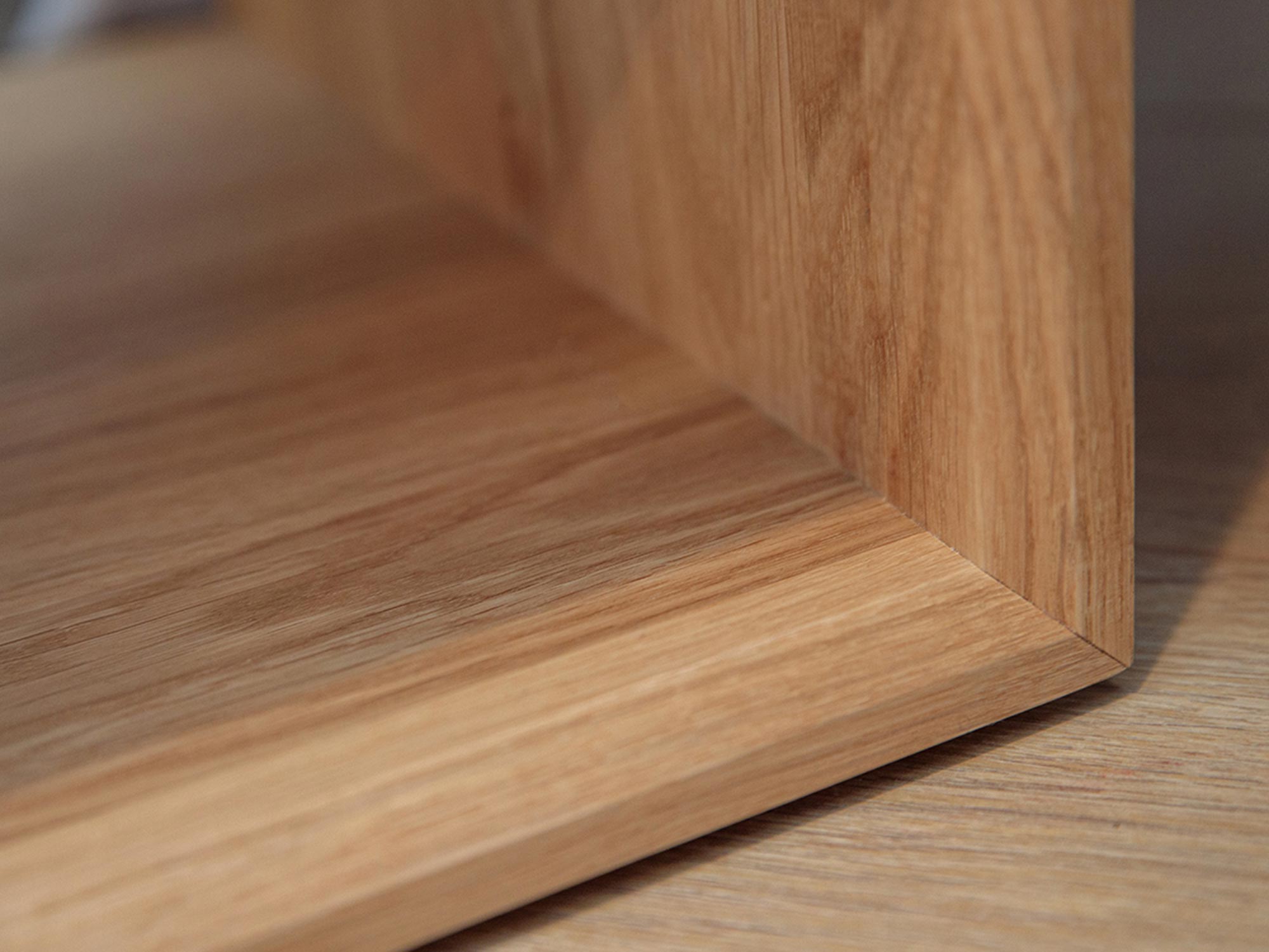 Detal dębowej podstawy szafki z widocznym usłojeniem