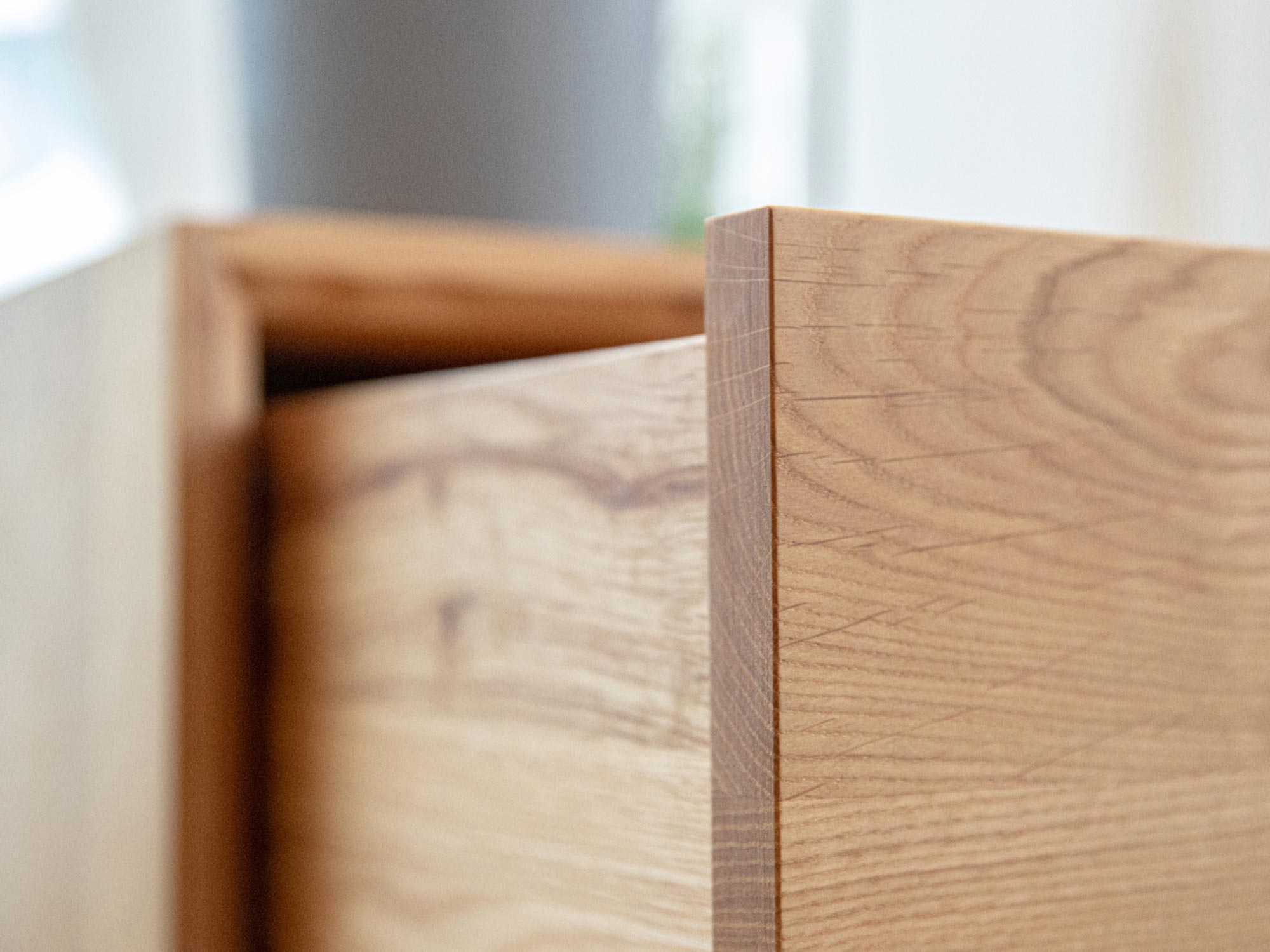 Frezowana krawędź frontu szuflady w meblu z drewna litego