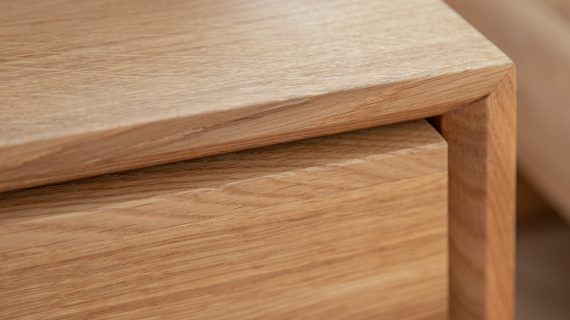 Miniaturka 15 - Zbliżenie na róg blatu dębowego z widocznym usłojeniem