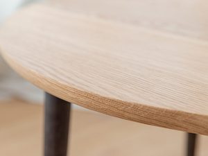 Miniaturka 3 - Krawędź drewnianego blatu z widoczną fazą