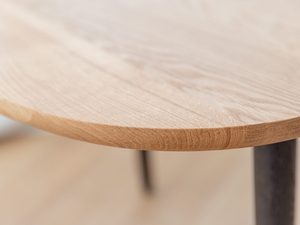 Miniaturka 4 - Zbliżenie na strukturę drewna w stoliku z naturalnym wykończeniem