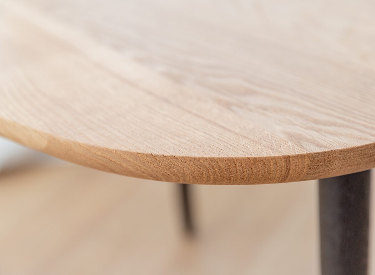 Zbliżenie na strukturę drewna w stoliku z naturalnym wykończeniem