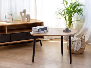 Miniaturka 7 - Stolik kawowy w naturalnym świetle z dodatkami dekoracyjnymi