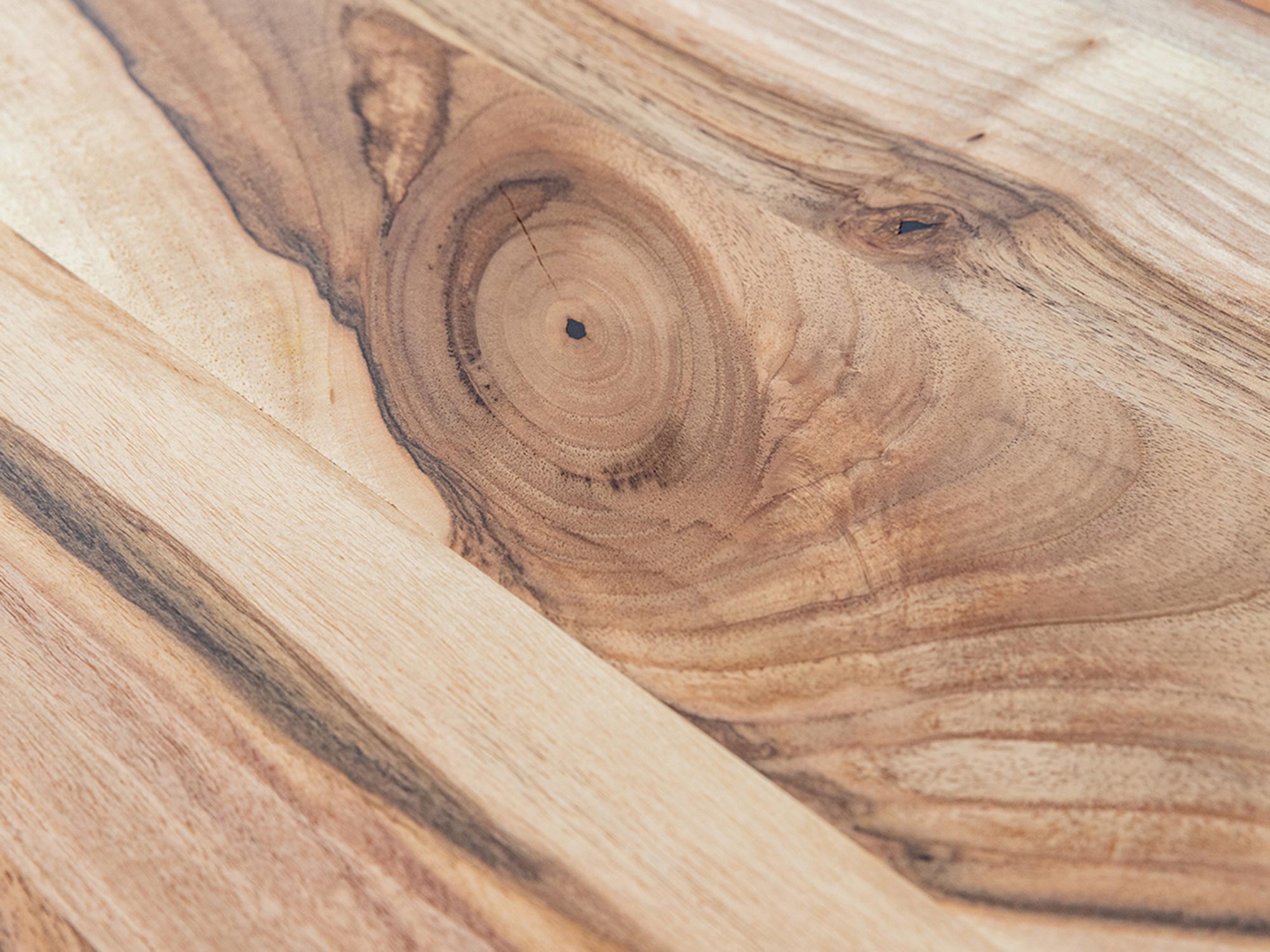 Stolik kawowy z widocznym usłojeniem drewna