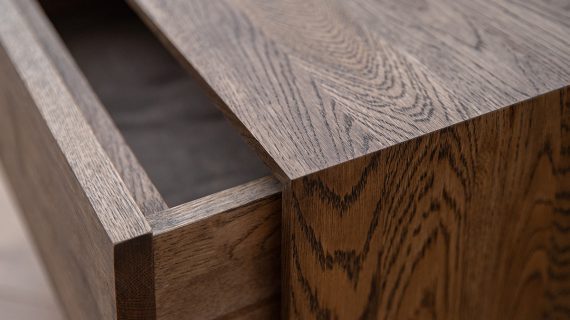Miniaturka 6 - Wnętrze ciemnej szuflady z dębu z widocznym słojem