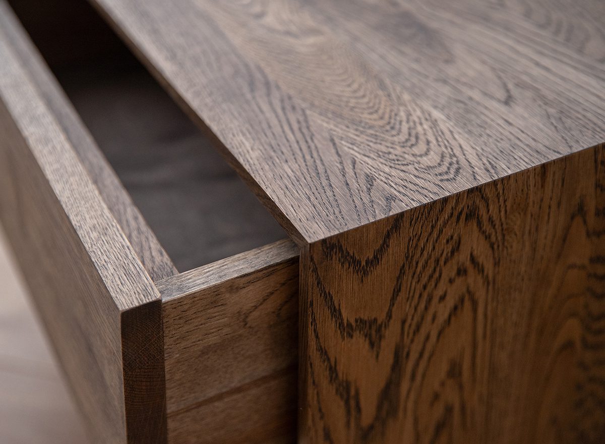 Wnętrze szafki nocnej z fornirowanego dębu w ciemnym odcieniu