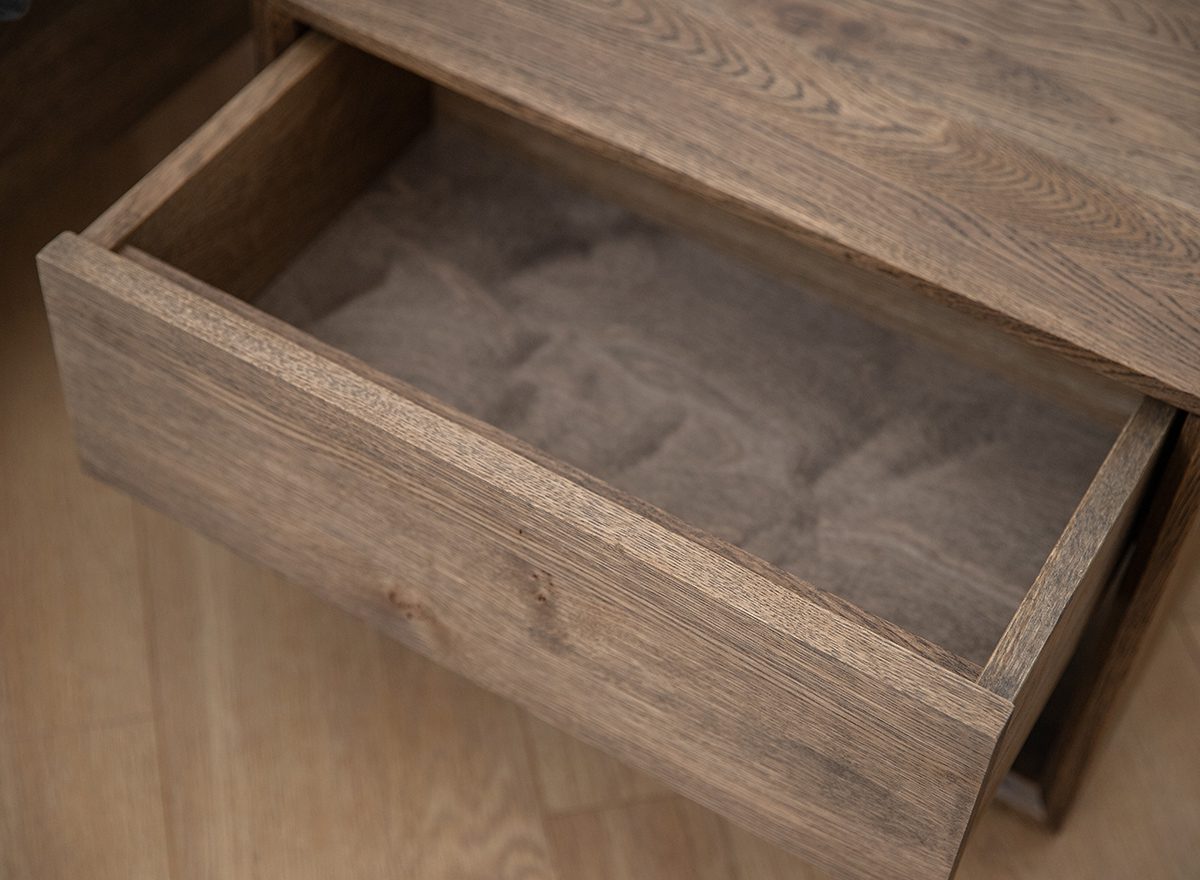 Szuflada z ciemnego drewna z gładkim wysuwem