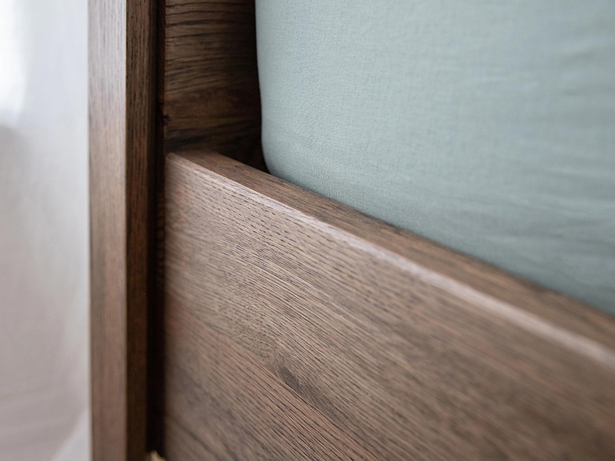 Łączenie ramy łóżka i wezgłowia z litego dębu, widok z bliska