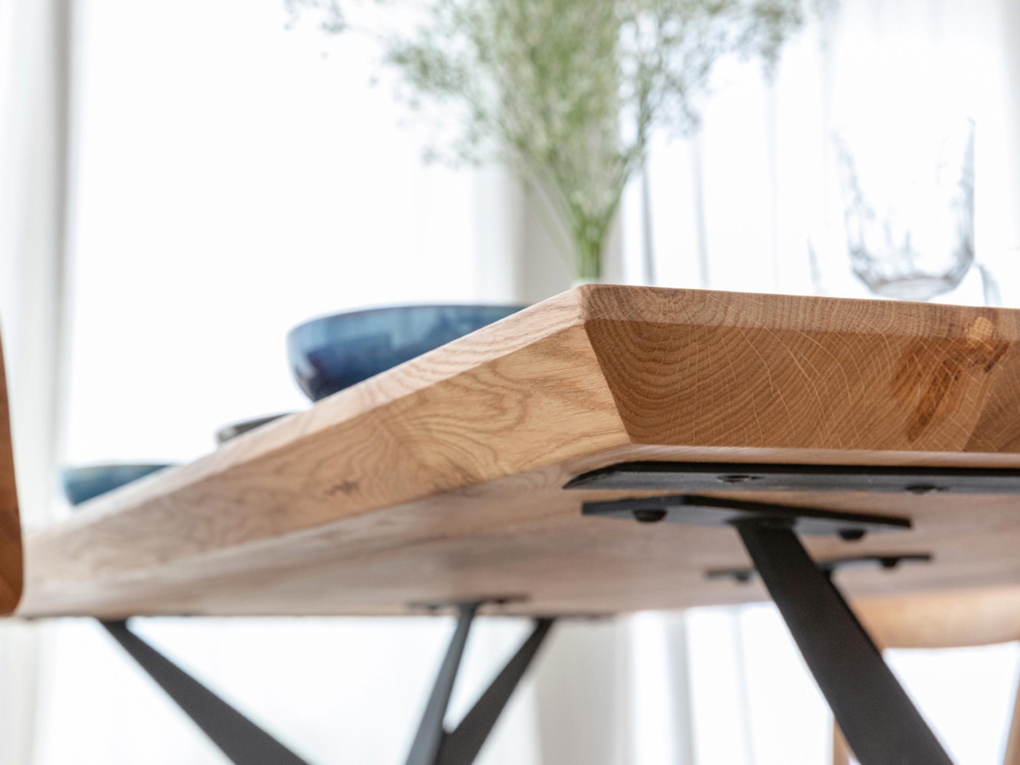 Falisty blat stołu dębowego w aranżacji z krzesłem