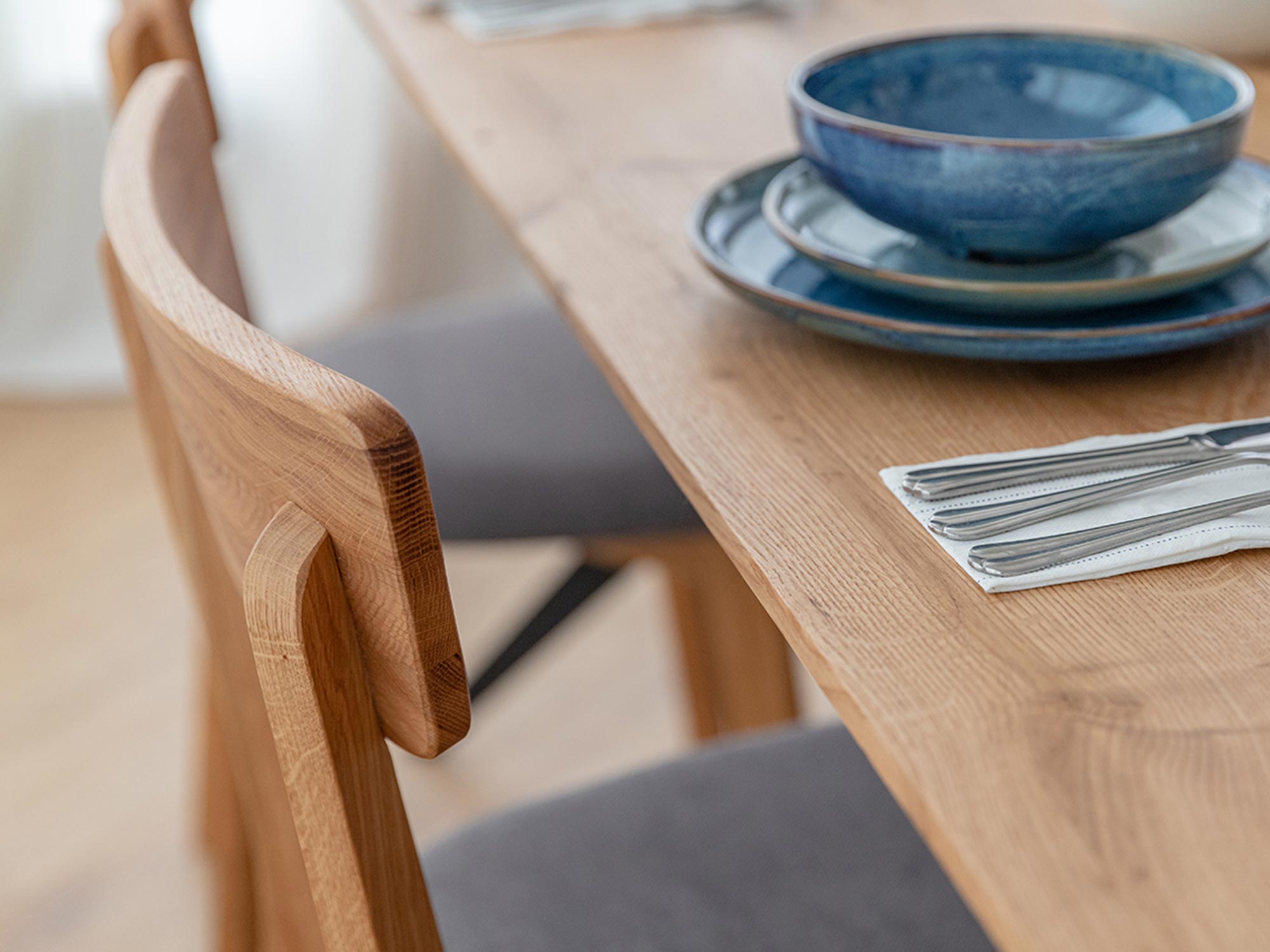 Stół dębowy z klasycznymi krzesłami