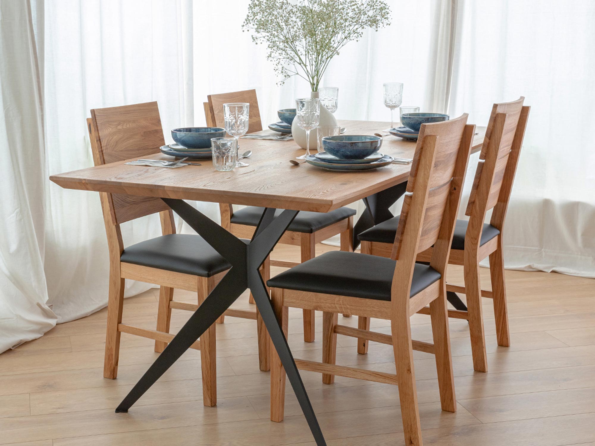 Stół dębowy z czarnymi nogami w stylu industrialnym