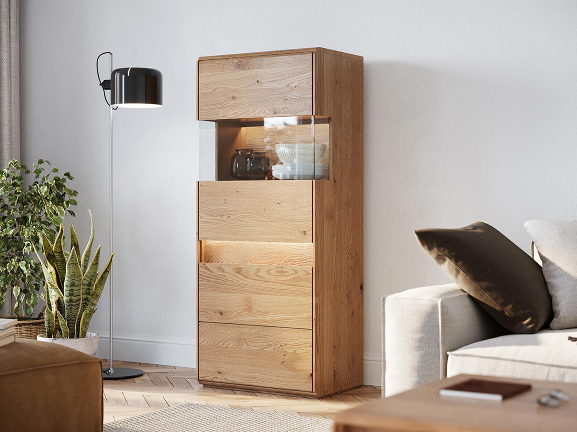 Wysoka witryna dębowa z szufladą i przeszkloną półką