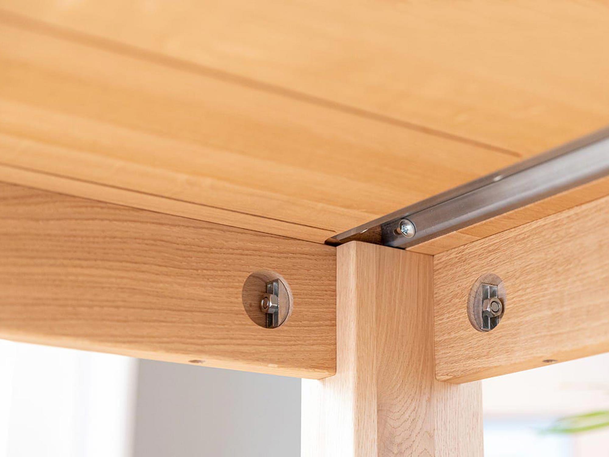 Konstrukcja mocowania nóg w stole z litego dębu