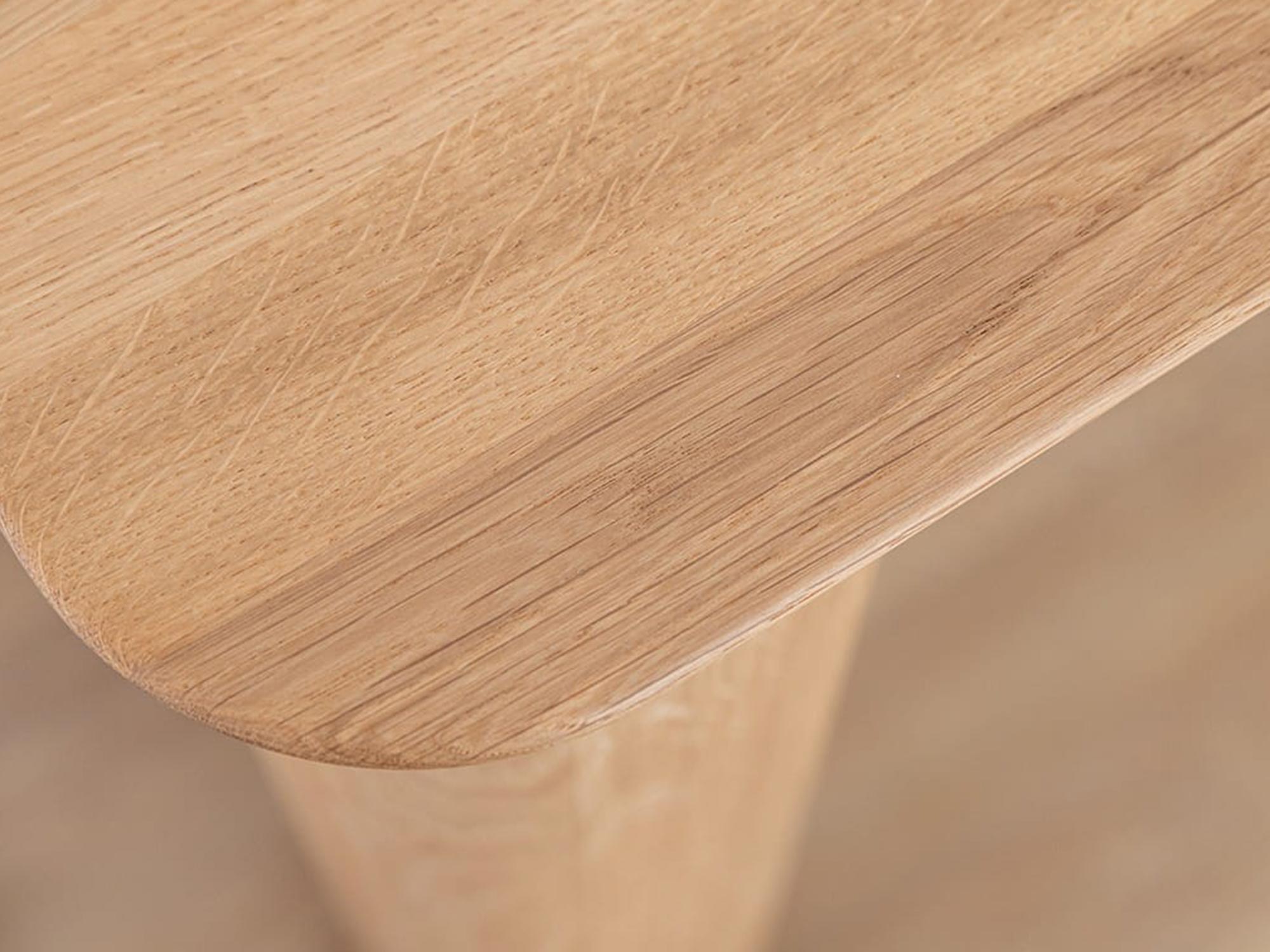 Widok rogu stołu dębowego z naturalnym usłojeniem