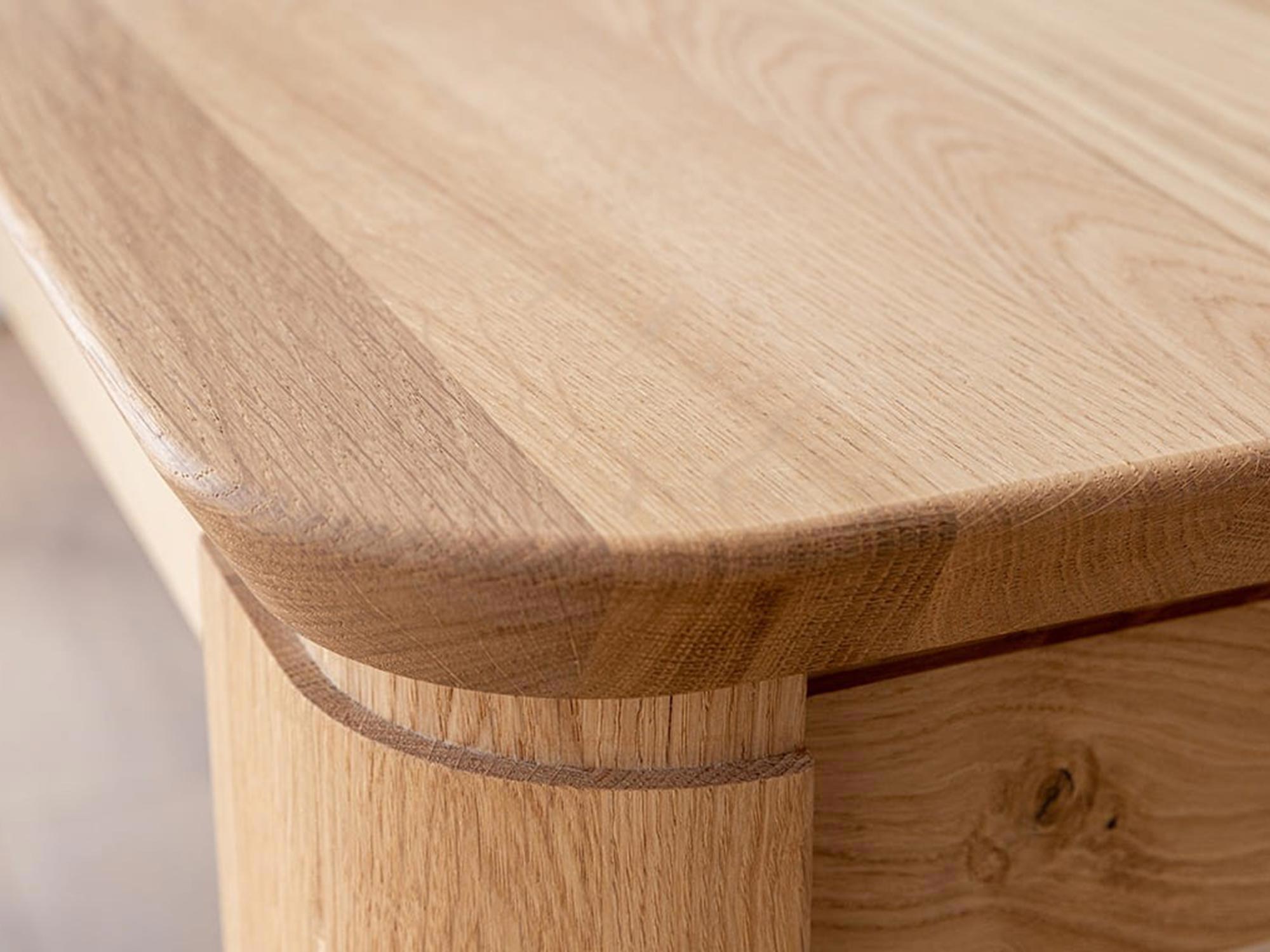 Zaokrąglony róg stołu z litego drewna dębowego