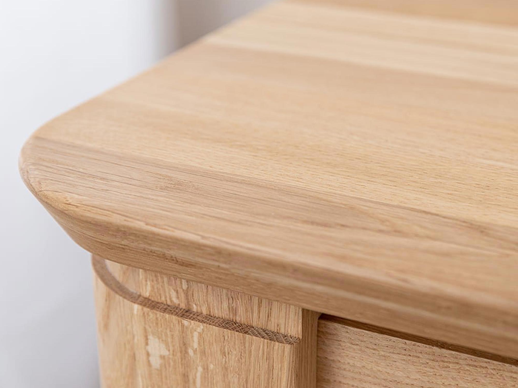 Zbliżenie na blat stołu z litego dębu, naturalne wykończenie