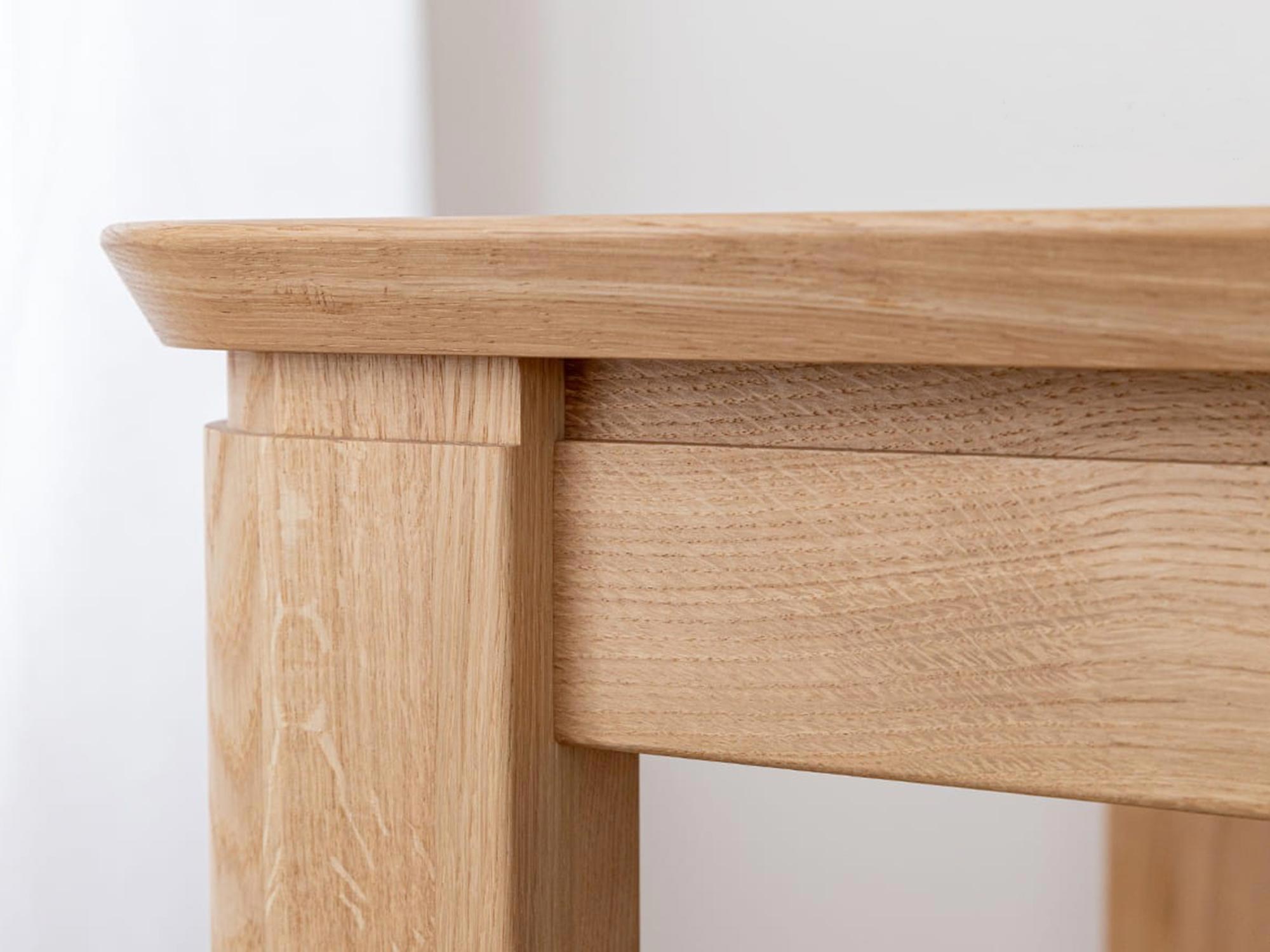 Detal nogi stołu dębowego z prostym frezowaniem