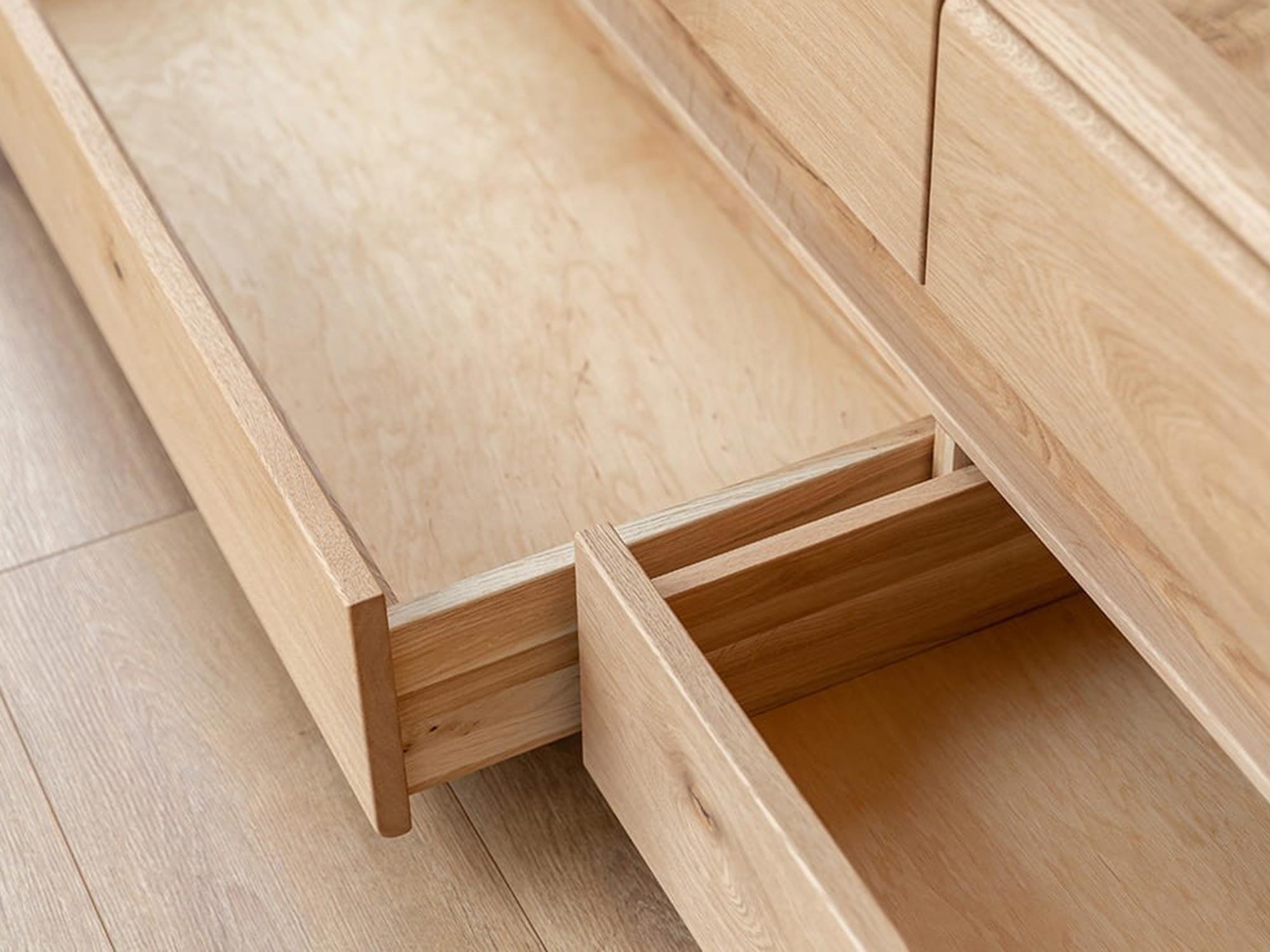 Zbliżenie na szufladę komody z drewna z prowadnicą