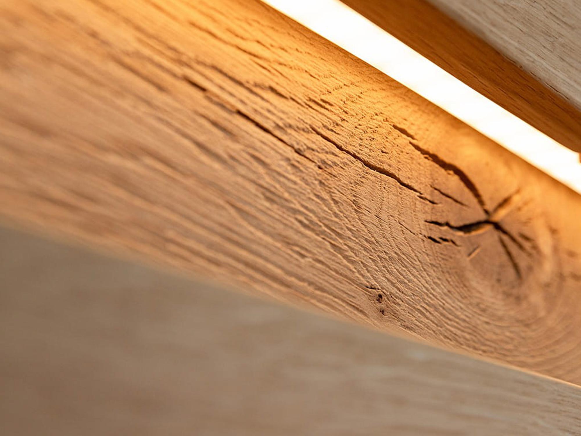 Zbliżenie na rysunek słojów naturalnego drewna dębowego