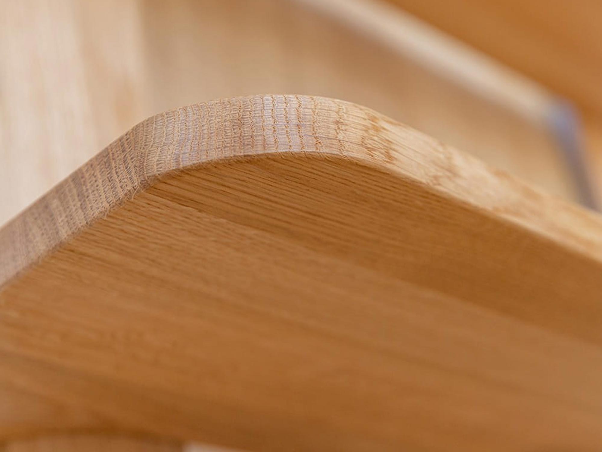 Zbliżenie na krawędź blatu mebla dębowego
