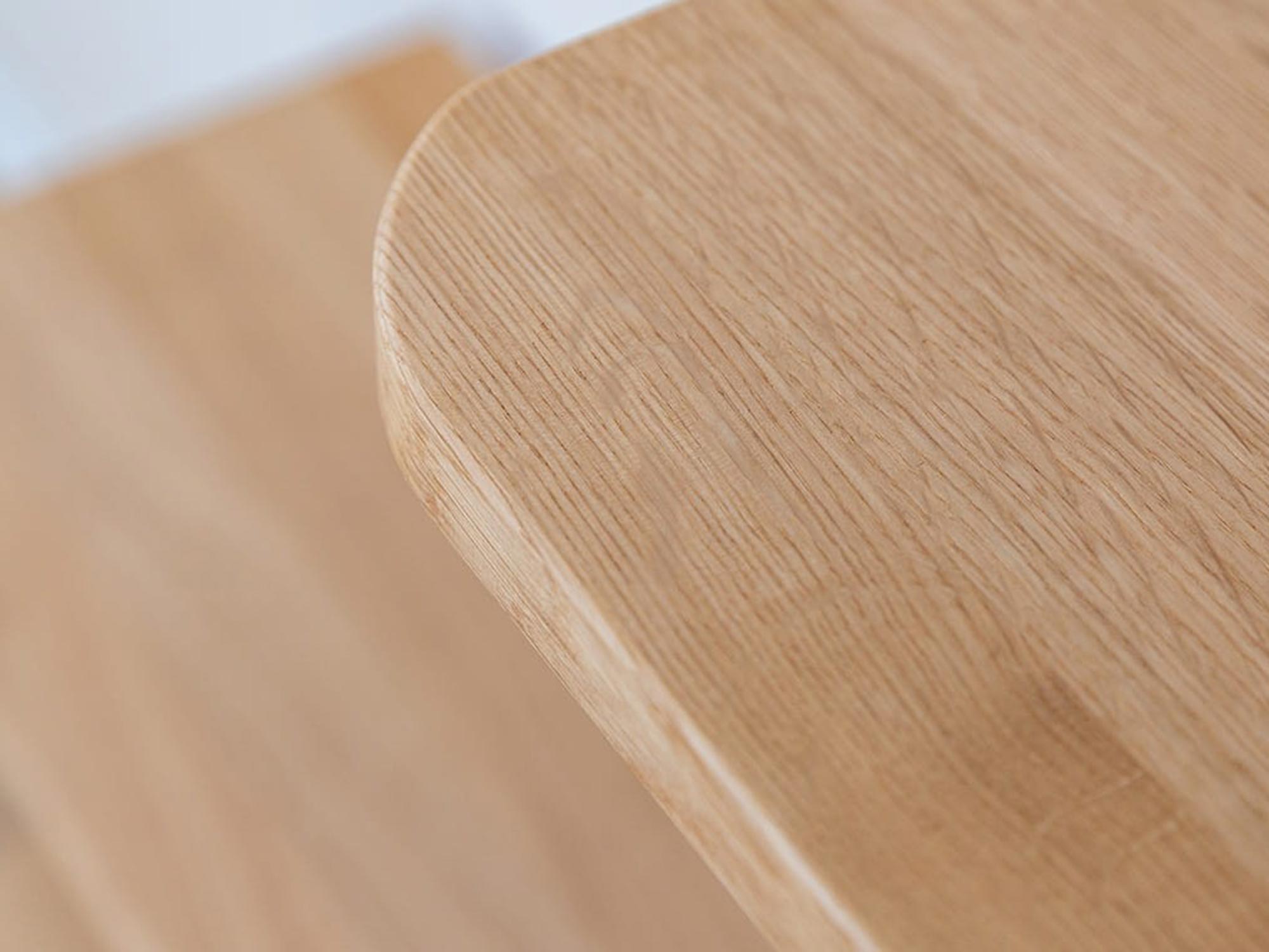 Zaokrąglony narożnik mebla z naturalnym rysunkiem słojów