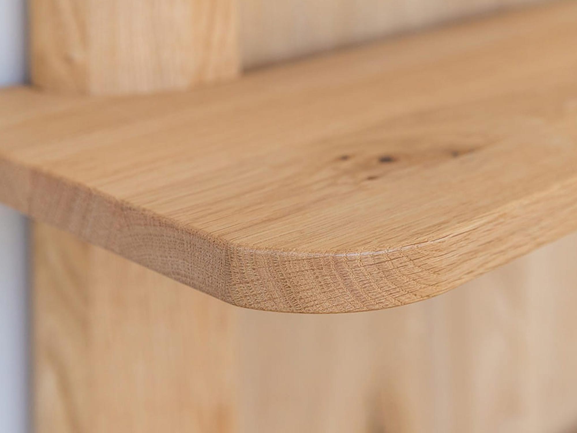 Detal zaokrąglonego narożnika blatu komody dębowej
