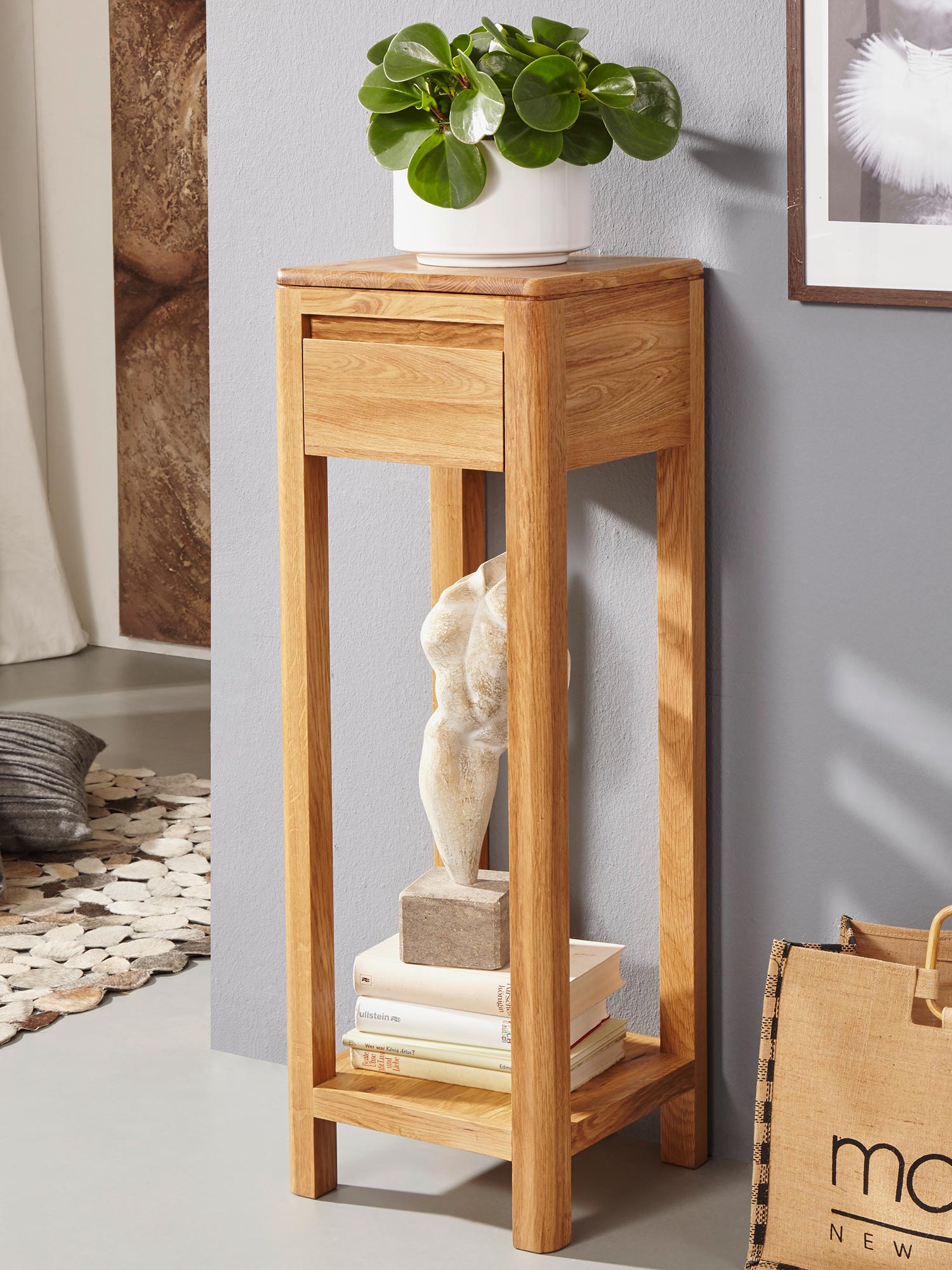 Minimalistyczny stolik z szufladą i półką z drewna naturalnego