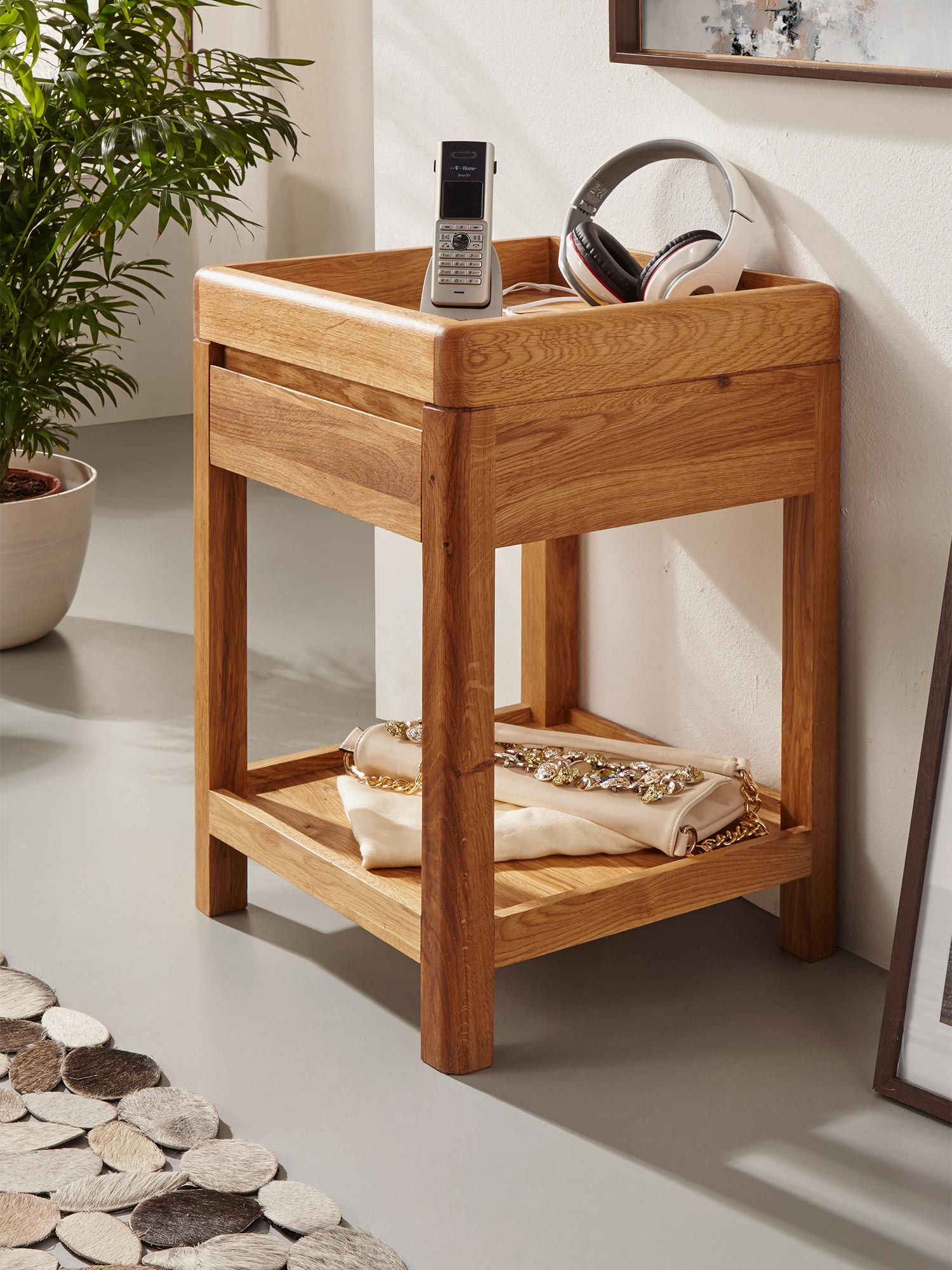 Stolik dębowy z miejscem na butelki i półką dolną