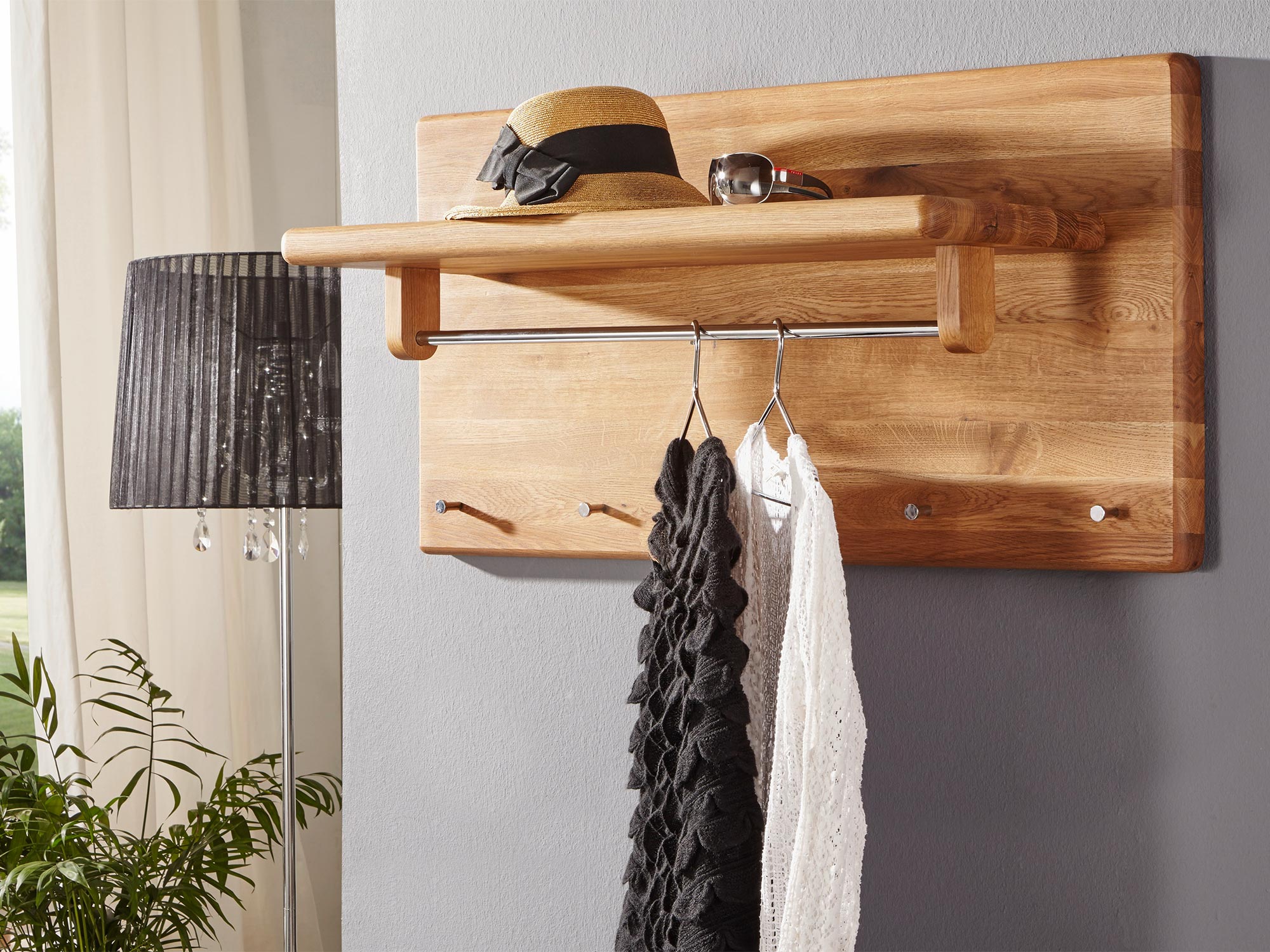 Wieszak ścienny z drewna z górną półką