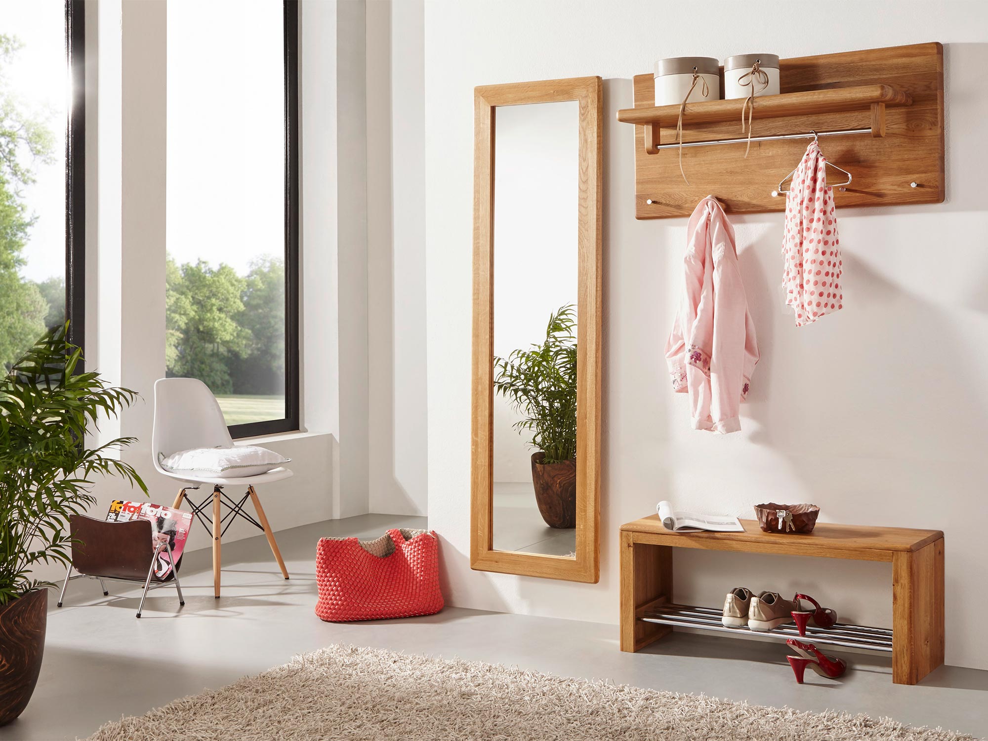 Przedpokój z szafką wiszącą, lustrem i siedziskiem