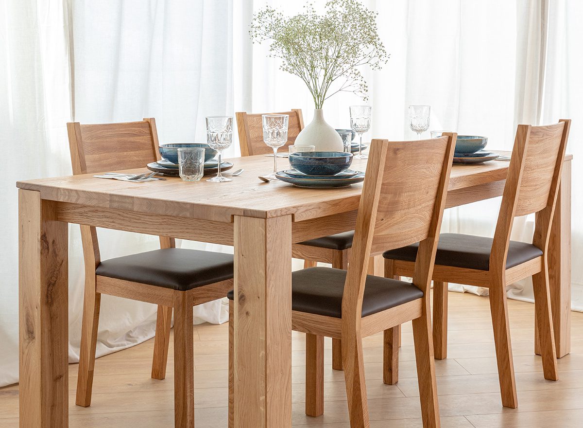 Nowoczesna jadalnia ze stołem z litego dębu i krzesłami