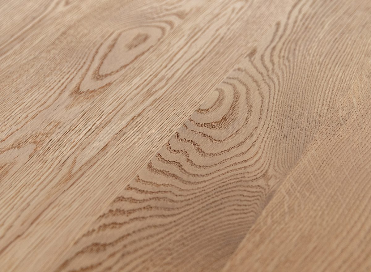 Zbliżenie na usłojenie blatu z litego drewna dębowego