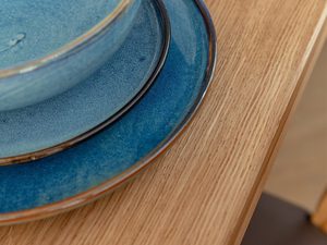 Miniatura 6 - Talerz ceramiczny na stole z naturalnego dubu