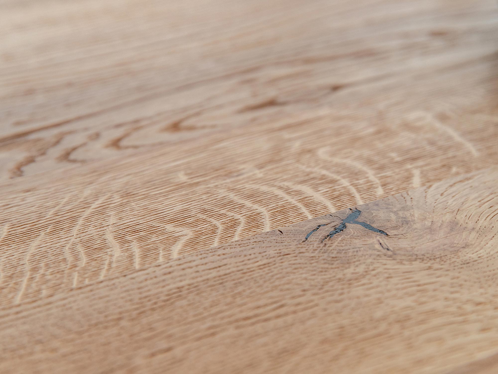 Blat stołu z naturalnego drewna dębowego z ozdobnym usłojeniem